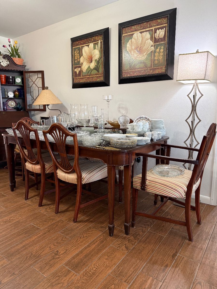 Table with 6 chairs and 2 leaves 