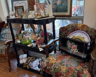 Accent chair, decor items