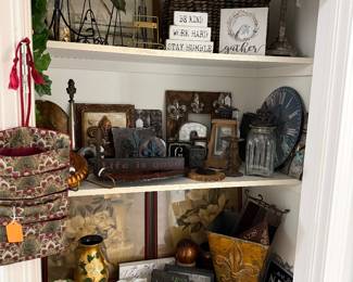 Magnolia and fluer de lis items