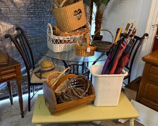 Baskets, umbrellas, table with 2 chairs, coffee table