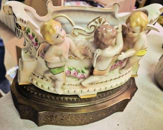 Much lighting and lamps