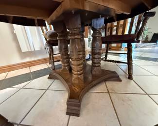 Sturdy Dining Room Table – 2 Captain’s chair, 4 armless chairs, 2 leaves