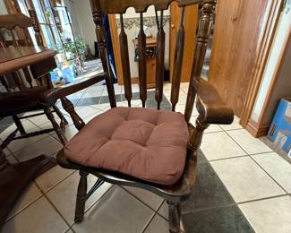 Sturdy Dining Room Table – 2 Captain’s chair, 4 armless chairs, 2 leaves