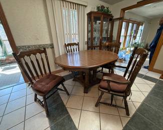 Sturdy Dining Room Table – 2 Captain’s chair, 4 armless chairs, 2 leaves