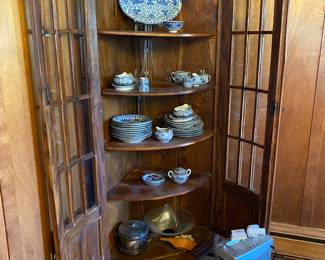 Corner cabinet