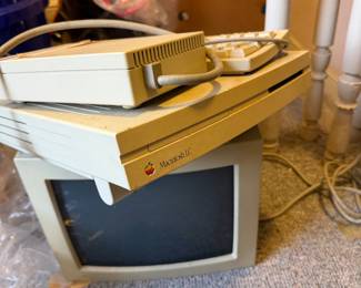 1990 Macintosh computer