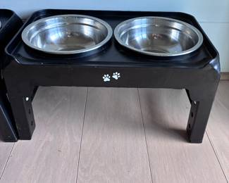 Dog bowls with stand (2)