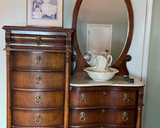 Quality piece with beautiful mirror