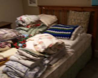 OAK-FRAME BED & BEDDING