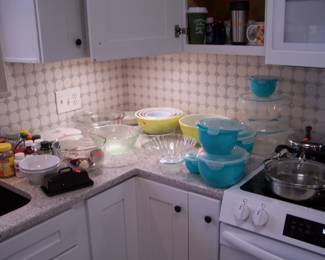 PYREX & PLASTIC WARE