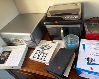 vintage-styled Hi-Fi system CD player, radio, Bluetooth
Paper shredder