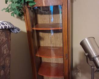 Display cabinet with curved glass