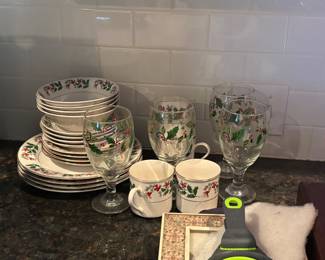 Gibson Christmas set for 4