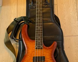 Dean Edge Q4 4-String Bass Guitar w/carry case