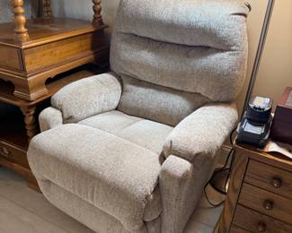 Pair of electric recliners (1 of 2) Backs come off for easy transport.