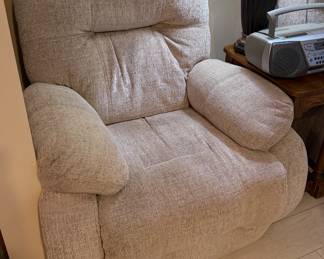 Pair of electric recliners (2 of 2) Backs come off for easy transport.