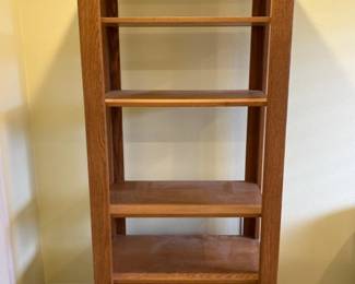 63 3ShelfOakDisplayUnitwithCabinet