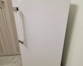 181 Kenmore58CubicFeetSingleDoorUprightCompactFreezer