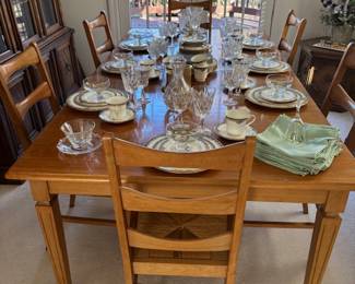 Table w/2 Leaves. Pads, 6 Chairs