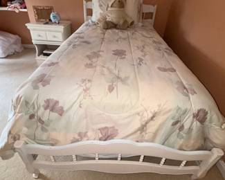 Twin Bed w/M-BS, Linens