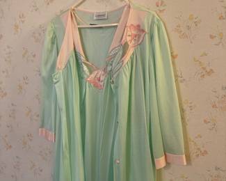 Lorraine nightgown (s) marching robe (m)