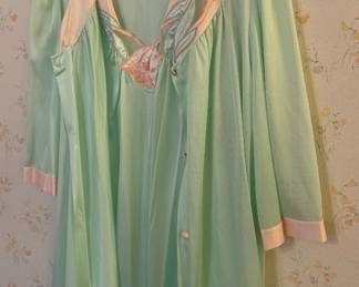 Lorraine nightgown (s) marching robe (m)