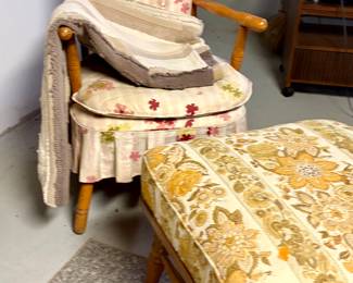 This has to be the best grandma core of the weekend!
Chair $15
Ottoman $20