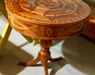 Great inlaid side table or bedside table.
$65