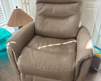 Fabulous leather recliner- very comfy!