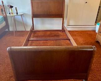 wooden footboard for twin bed, I have 2 matching twin beds, updated photo