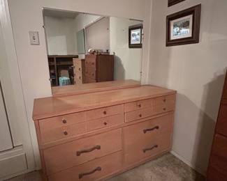 8 drawer dresser with rectangle mirror attached