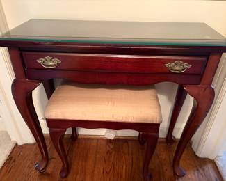 Another view of the entryway table with center drawer and bench seat