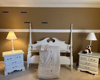 Queen poster bed, duvet and shams (Queen), 2 matching nightstands and lamps