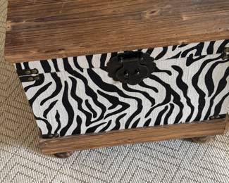 Decorative end table/coffee table box storage