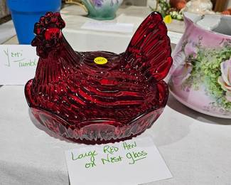LARGE RED HEN ON NEST GLASS