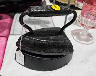 CAST IRON SMOOTHING IRON / STAND