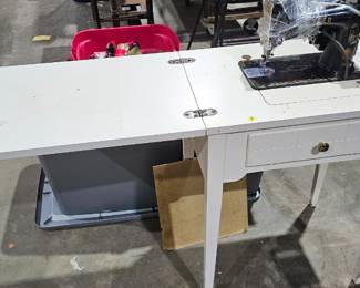 SEWING MACHINE / TABLE