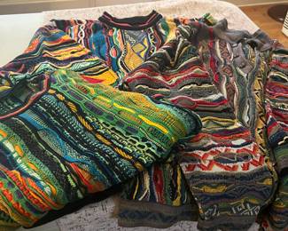Men's sweaters...Canada.....Australia (Cooley) (size L & LL very good condition