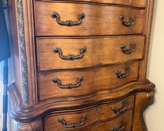 Beautiful set of draws.....would work in a bedroom..dining room..great condition