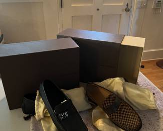 Louis Vuitton men' s shoes (black never worn/10)