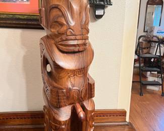 Beautifully carved Hawaiian Statute