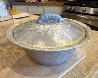 Everlast Hand Forged Aluminum Casserole Dish with Pea Pod Lid