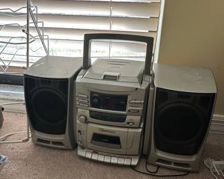 White Westinghouse Stereo System with CD Player and Cassette Deck