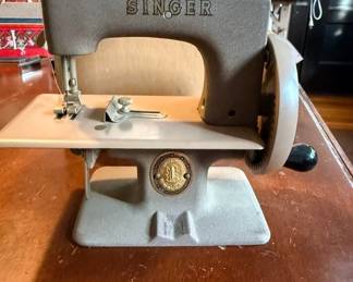 Singer mini sewing machine