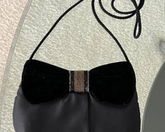 Lot 42 | Vintage Beaded Bow Evening Bag
