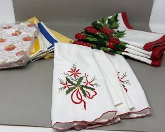 Lot 149 | Vintage Christmas Table Linens Napkins etc
