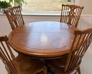 Vintage Thomasville  Round Table with two leaves and four Thomasville Fisher Park chairs 