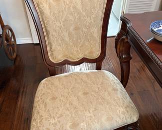 Vintage Thomasville River Roads French Country Dining Chairs in Mahogany. Scalloped backing with cabriole legs with shelled accents. Upholstery is wreath pattern Excellent condition