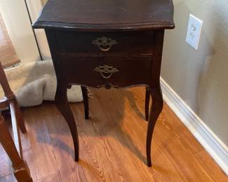 Nice Bombay Tea side table in dark red wood color 