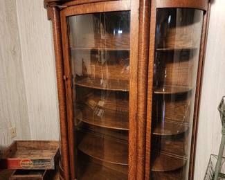 Curved glass curio